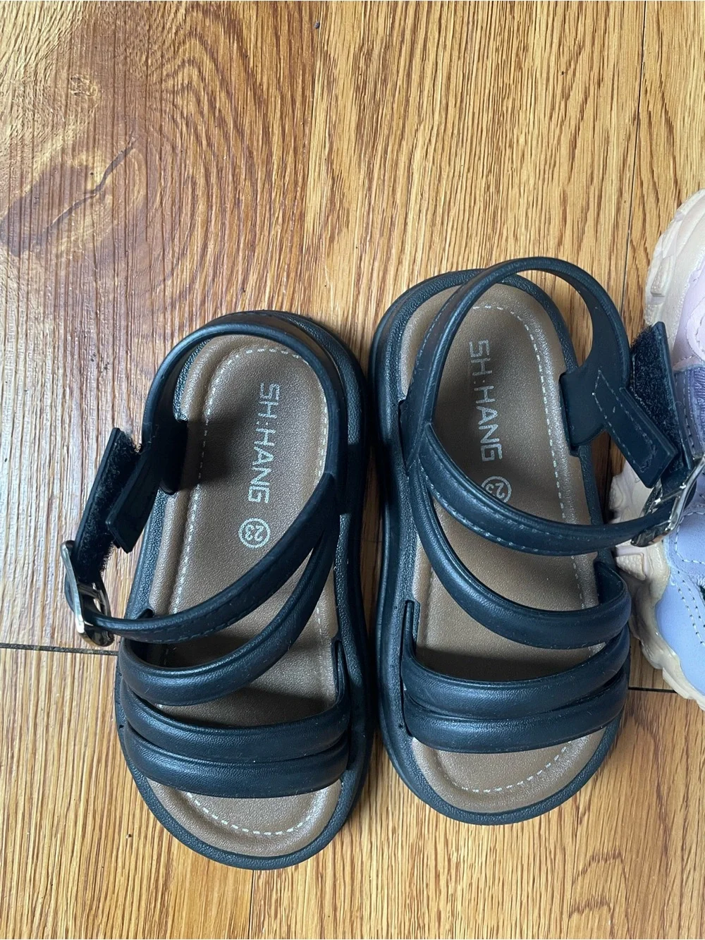 2 pairs of girl sandals size 7